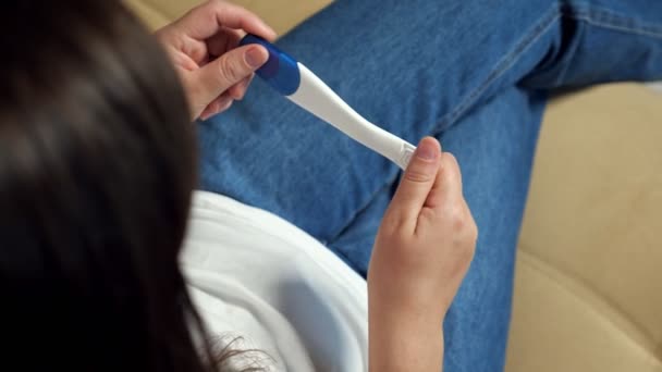 Unerkannte Frau dreht positiven Schwangerschaftstest, um das Ergebnis herauszufinden - Filmmaterial, Video