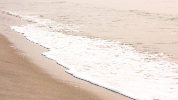 Blubber am goldenen Strand mit Meerwasser am Morgen an Thailands Stränden. - Foto, Bild