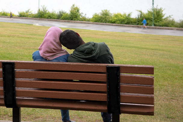 casal velho apaixonado na cabeça de um homem de banco de parque descansando ombro da mulher - Foto, Imagem