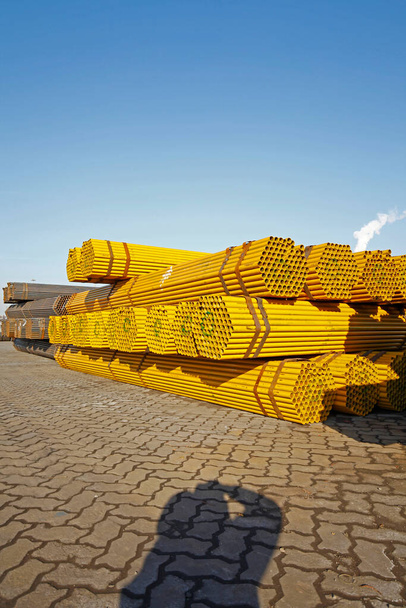 Желтая стальная труба - Фото, изображение