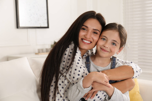 Ritratto di madre e figlia felici che si abbracciano a casa. Genitorialità unica - Foto, immagini