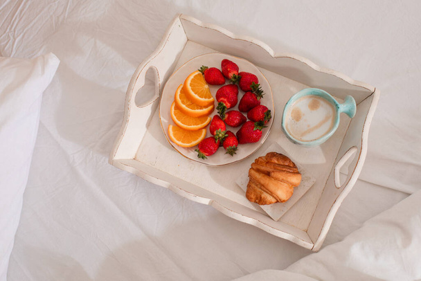 White tray with tasty breakfast to eat in bed - Foto, Bild
