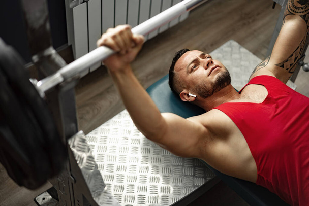 Strong man athlete exercise in gym, close up portrait - Fotó, kép