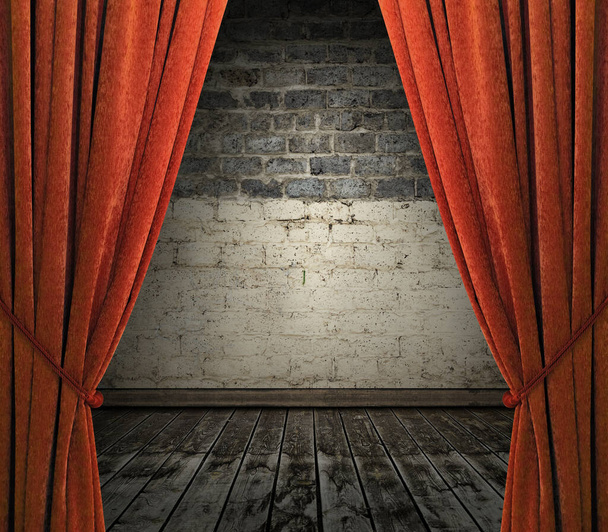 viejo interior con cortinas rojas, pared de ladrillo - Foto, imagen