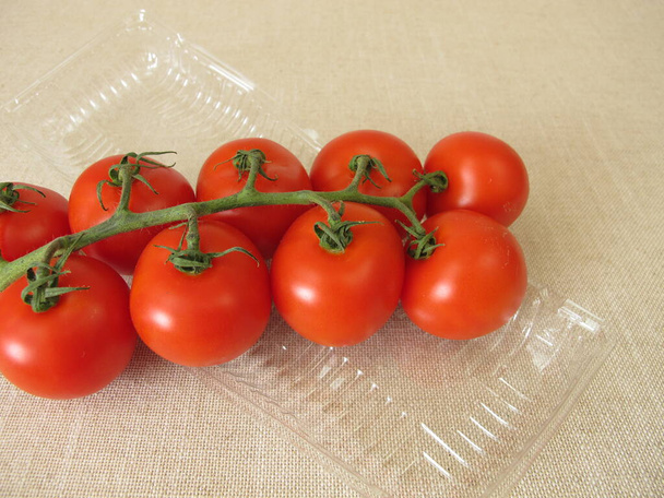 Tomaten in een plastic verpakking, plastic dienblad - Foto, afbeelding