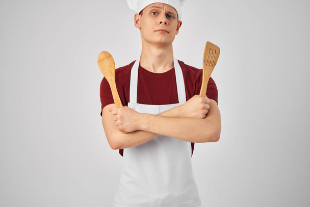 muž s naběračkou v rukou vařící profesionální kuchařskou práci - Fotografie, Obrázek