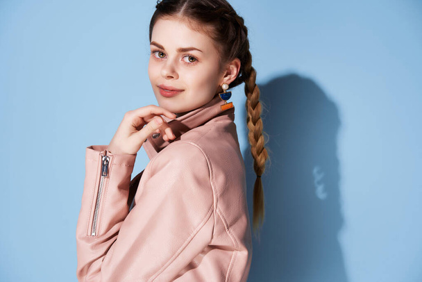 bonita mujer en rosa chaqueta decoración moda estilo de vida moderno - Foto, Imagen