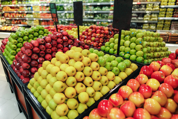 Verkaufsstand mit roten und grünen frischen Äpfeln im Supermarkt - Foto, Bild