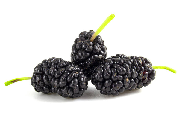 Fruta de amoreira preta isolada no fundo branco. As bagas fecham - Foto, Imagem