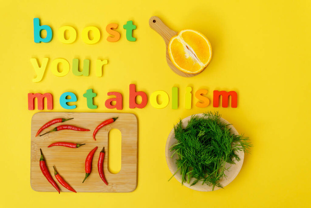 Увеличьте ваш метаболизм чили перец, укроп, яблоко, апельсин, грейпфрут на желтом фоне вид сверху. - Фото, изображение