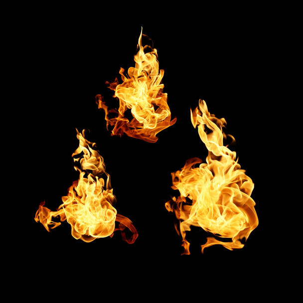 Palo liekit kokoelma eristetty mustalla pohjalla - Valokuva, kuva