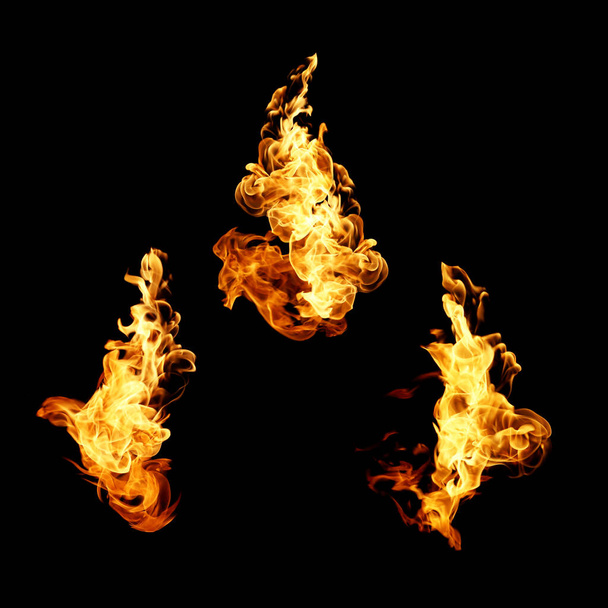 Vuurvlammen collectie geïsoleerd op zwarte achtergrond - Foto, afbeelding