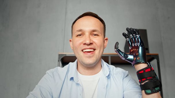 Empresa com deficiência experiente trabalhador homem ondas artificial de alta tecnologia mão prótese - Foto, Imagem