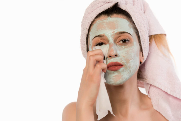 красивая женщина с полотенцем на лице нанося маску для лица на голову - Фото, изображение