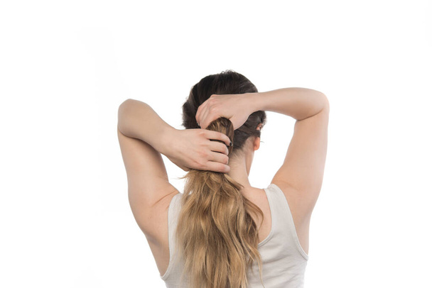 mulher com cabelos longos em seu corpo isolado em um fundo branco - Foto, Imagem