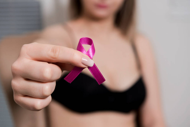 doctora con cinta rosa en conciencia de cáncer de mama - Foto, imagen
