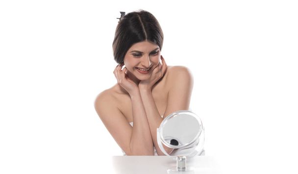 Schöne junge Frau mit Make-up-Pinsel auf weißem Hintergrund - Foto, Bild