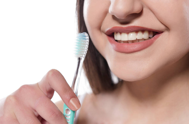 красива молода жінка з зубною щіткою на білому тлі
 - Фото, зображення