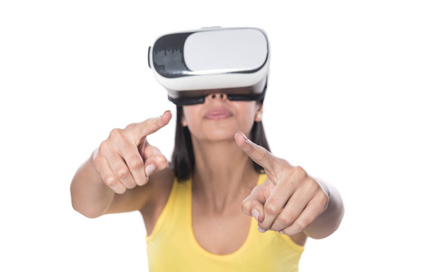 γυναίκα με vr ακουστικά και γυαλιά εικονικής πραγματικότητας σε λευκό φόντο - Φωτογραφία, εικόνα