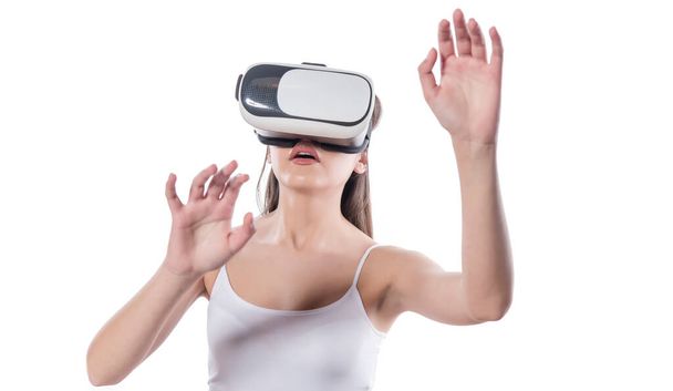femme utilisant un casque vr, lunettes de réalité virtuelle, isolé sur fond blanc - Photo, image