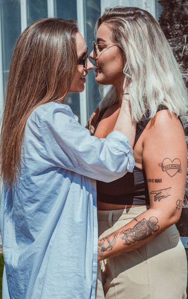 щаслива лесбіянка розважається разом на відкритому повітрі - Фото, зображення