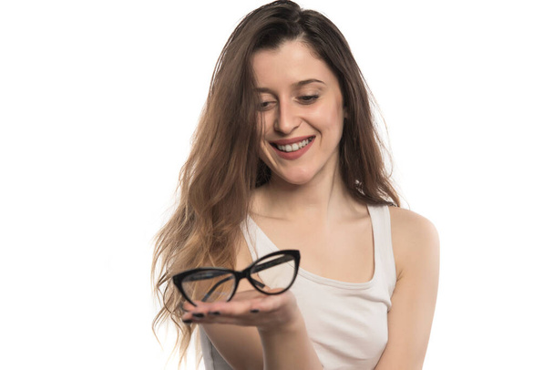 belle femme avec des lunettes sur fond blanc - Photo, image