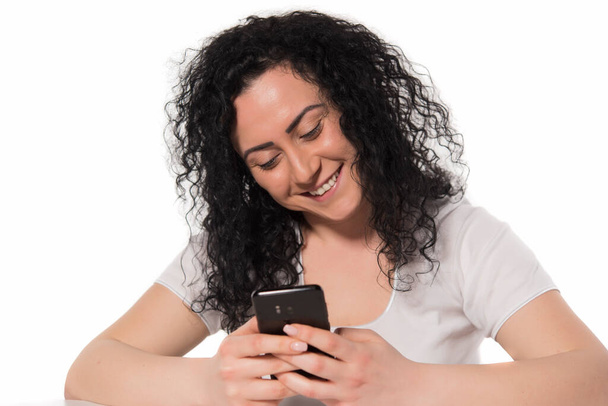 jovem bela mulher usando telefone celular isolado no fundo branco - Foto, Imagem