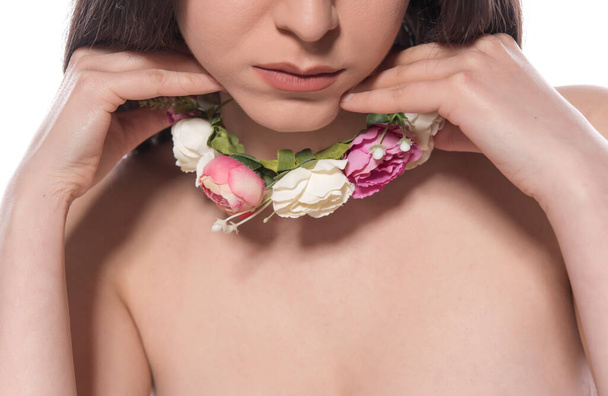 kaunis nuori nainen ruusunkukka päässään - Valokuva, kuva
