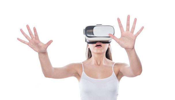 mujer con auriculares de realidad virtual y gafas vr sobre fondo blanco - Foto, imagen