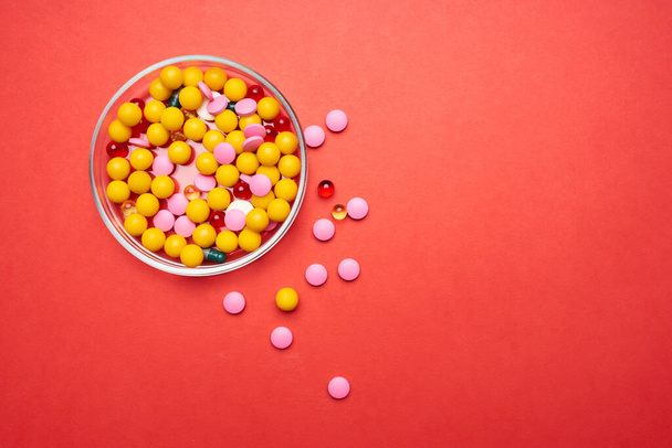 um prato de comprimidos de cuidados de saúde antibióticos medicamentos - Foto, Imagem