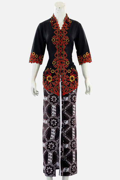 Der klassische Kebaya für Frauen mit einem langen, batikgemusterten Rock kann bei indonesischen Frauen authentische Schönheit zeigen. - Foto, Bild