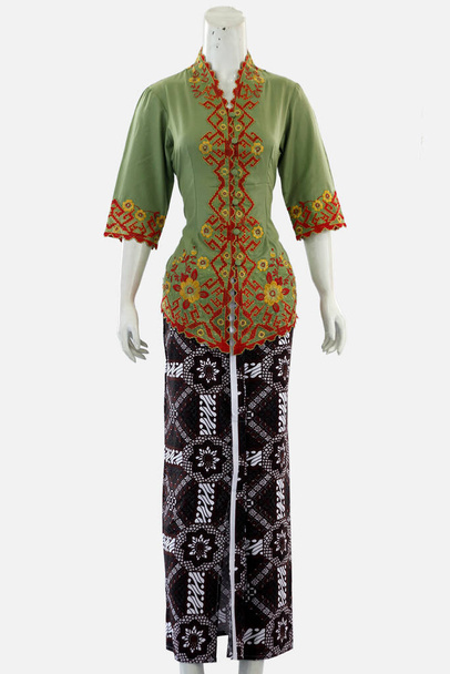 Klasyczna damska kebaya z długą spódniczką z wzorem batik może pokazać autentyczne piękno indonezyjskich kobiet. - Zdjęcie, obraz