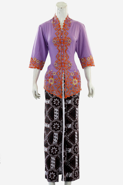 Classico kebaya delle donne con una gonna lunga a fantasia batik in grado di mostrare autentica bellezza nelle donne indonesiane. - Foto, immagini