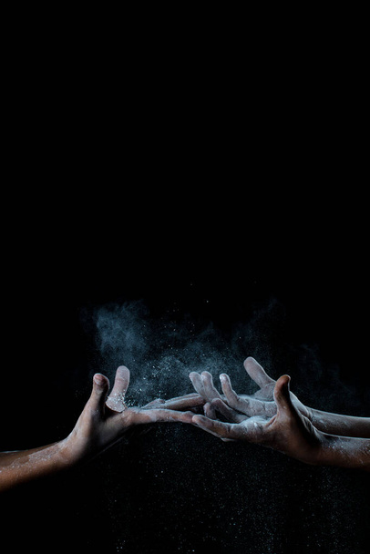 Αφρικανικά χέρια ανθρώπου που αλληλεπιδρούν με αλεύρι ή σκόνη. - Φωτογραφία, εικόνα