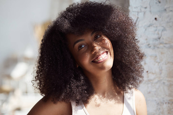 Заголовок прекрасної брюнетки молодої афро-американської леді з блискучою зачіскою - Фото, зображення