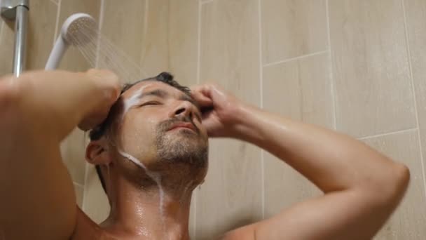 El hombre limpia su cabeza - Metraje, vídeo