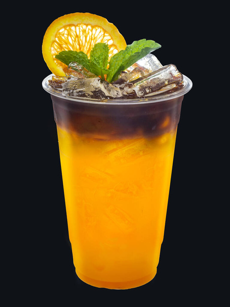 Iced Americano koffie gemengd met sinaasappelsap met sinaasappelschijfjes en muntbladeren op geïsoleerde. - Foto, afbeelding