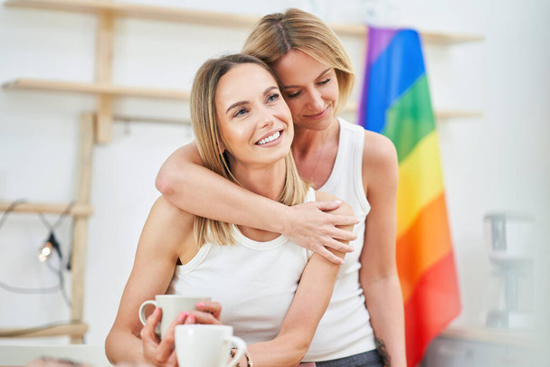 LMBT Leszbikus pár szerelem pillanatok a konyhában boldogság koncepció - Fotó, kép