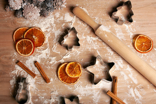 Χριστουγεννιάτικο ψήσιμο επίπεδη θέσει με αλεύρι και μαγειρικά σκεύη - Φωτογραφία, εικόνα