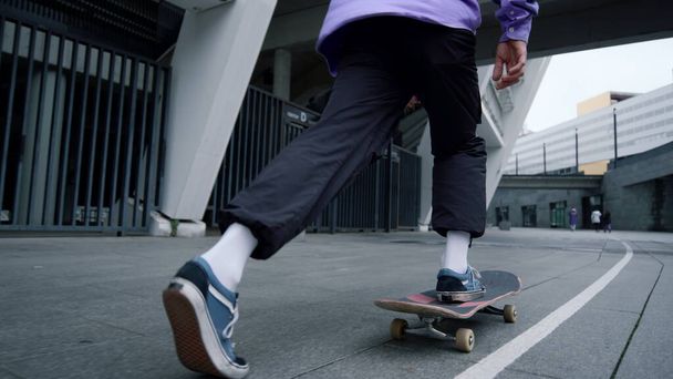 スケートボードを外でキックフリップを作るアクティブな男。ロングボード上のスケーターに乗る. - 写真・画像