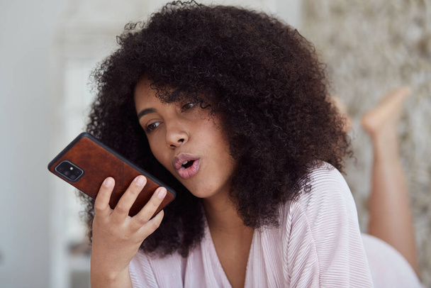 若い混合笑顔の女性は、スマートフォンを使用して友人に音声メッセージを記録 - 写真・画像