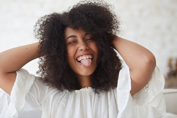 Заголовок прекрасної брюнетки молодої афро-американської леді з туманною зачіскою посміхається - Фото, зображення