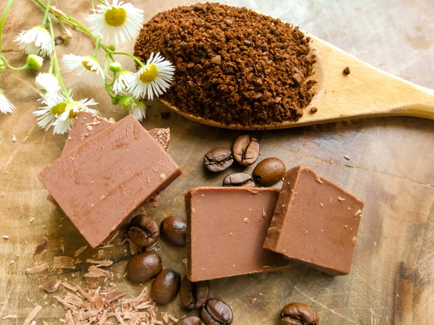 Καφές, σοκολάτα και αγριολούλουδα στο τραπέζι - Φωτογραφία, εικόνα