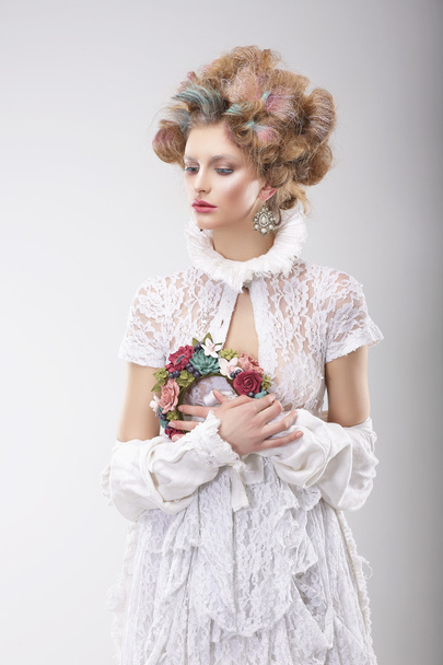 Personality. Luxurious Woman with Flowers in Evening Costume - Foto, afbeelding