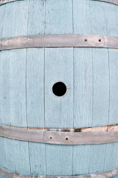 Lado de um barril de madeira azul com um buraco redondo - Foto, Imagem
