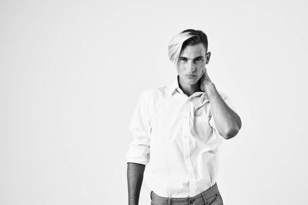 hombre en camisa blanca posando estudio de estilo moderno de moda - Foto, Imagen