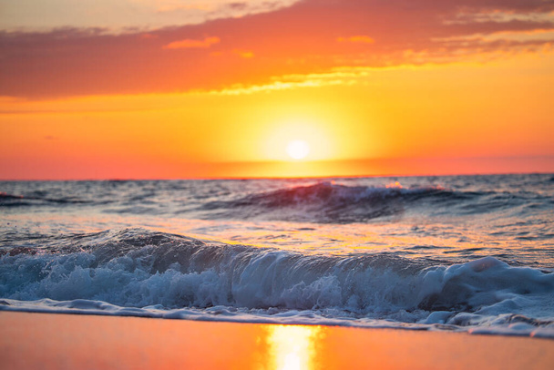Meri-aalto lähikuva, matala kulma näkymä, Sunrsie shot. - Valokuva, kuva