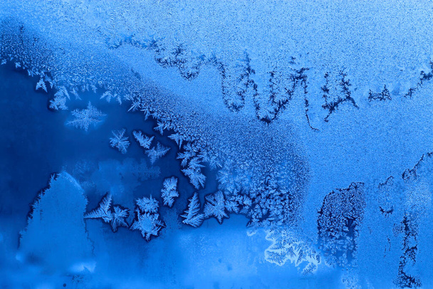  Patrón de hielo de cerca en la ventana de invierno, textura natural - Foto, Imagen