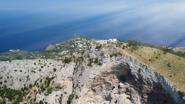 Capri kustlijn van een hoogvliegende drone boven Mt Solaro in het zomerseizoen - Foto, afbeelding