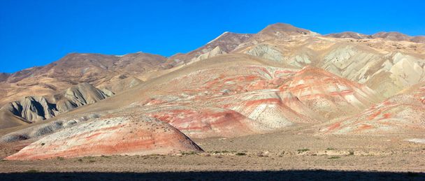 アゼルバイジャンの美しい赤の山。吉子地域. - 写真・画像